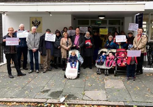 Parents with their young children demonstrate outside Marylebone Library’s temporary base in Beaumont Street