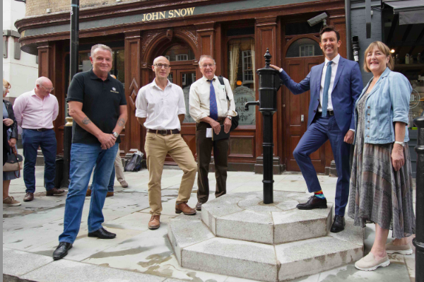 New ‘cholera outbreak’ water pump is unveiled outside John Snow pub John Snow Society