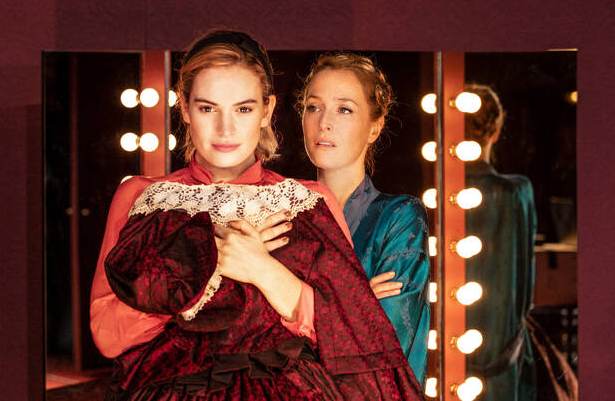 All About Eve Gillian Anderson and Lily James_credit Jan Versweyveld