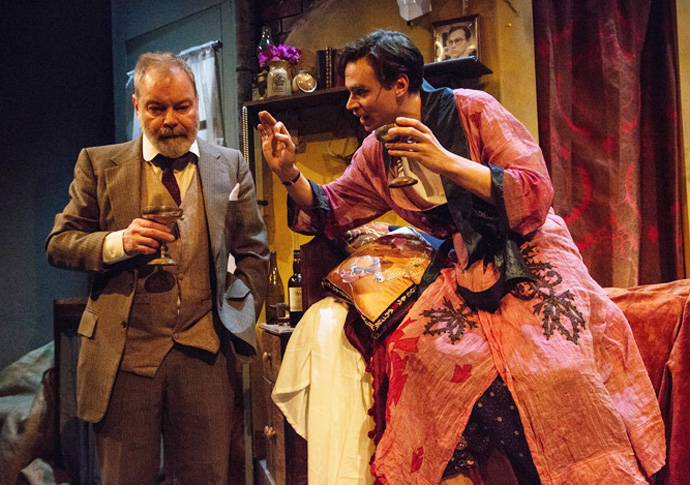 TOM YORK as EVELYN FARRANT and PAUL KEMP as MAJOR POWELL 2. CORPSE! Park Theatre. Credit - Anna Urik.