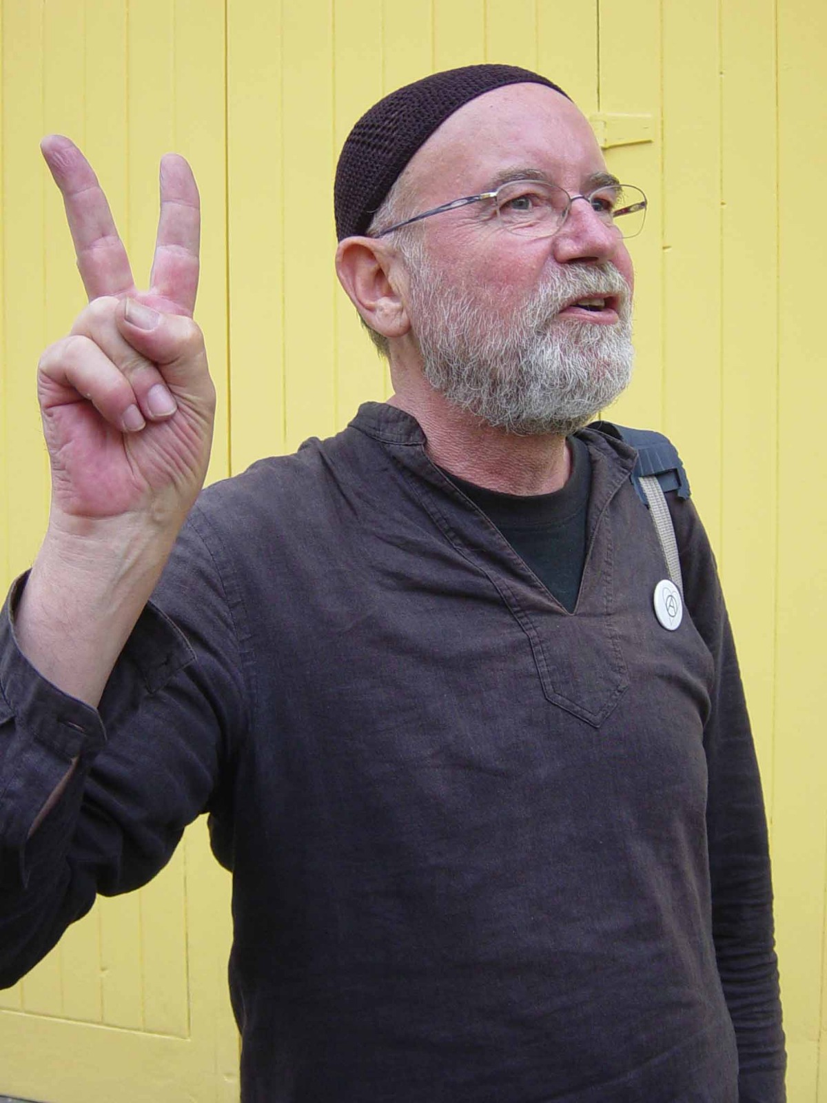 Tributes to…‘that man who was always walking backwards’ Michael Dickinson man who walked backwards CNJ Image 2020-07-23 at 10.19.37 (2)