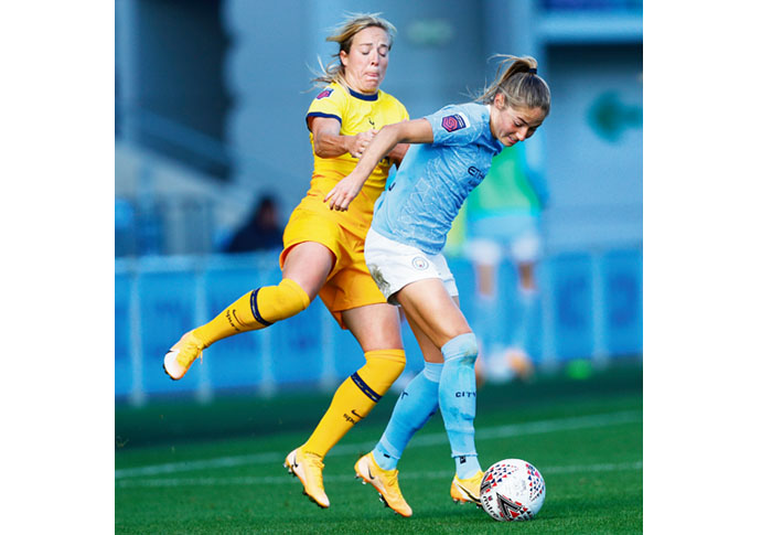 Gemma Davison hustles Manchester City’s Janine Beckie