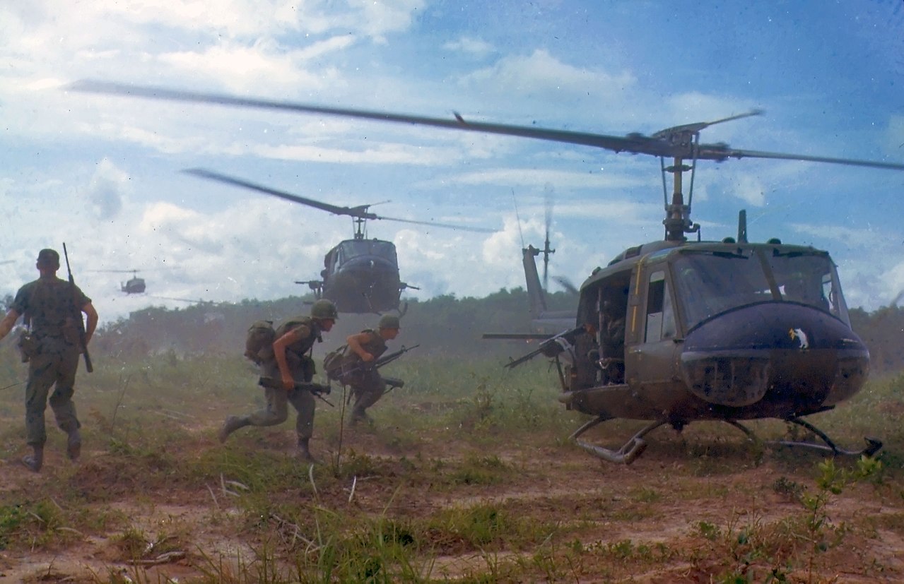 1280px-UH-1D_helicopters_in_Vietnam_1966