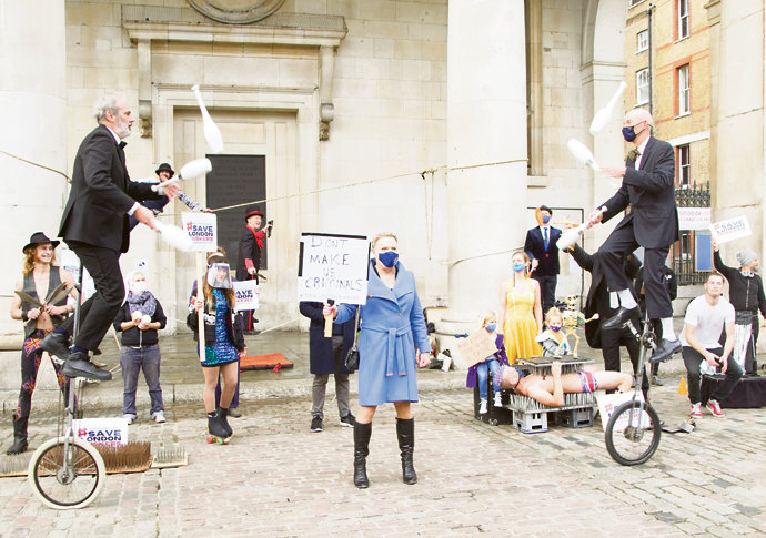 Eddie Izzard joins street performers at the Save London Buskers (C) Chas Pressmen 124e
