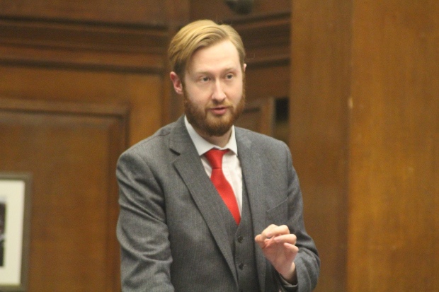 Opposition groups call for Labour councillor to quit over role in complaints unit tg