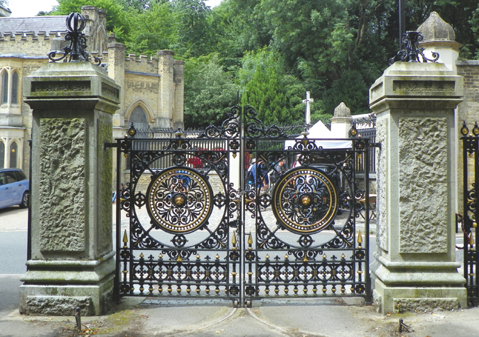Waterlow Park gates photo Peter O'Connor aka anemoneprojectors-Flickr cc