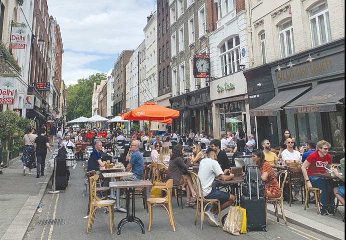 Al fresco dining in Soho_credit Bex Walton_CC 2.0