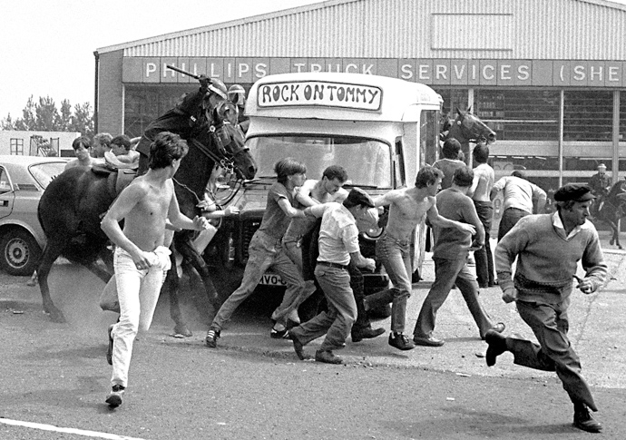 Miners pickets and mounted police at Orgreave during the minersÕ strike, 18 June 1984