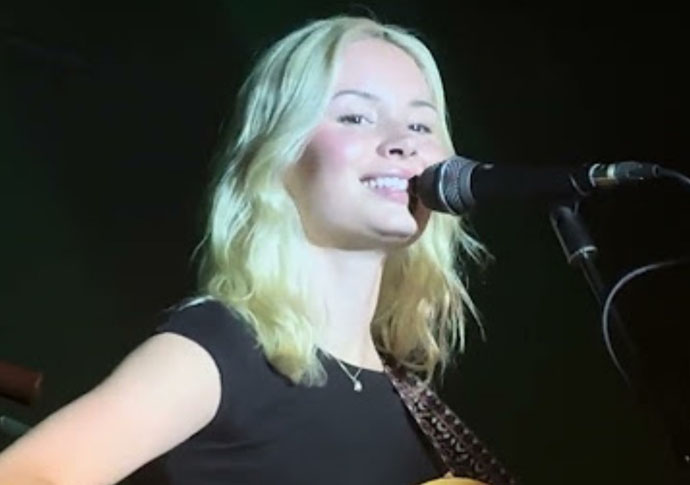 Nina Nesbitt pereformaning at Camden Assembly in 2024_credit Lovefromjuliaxo