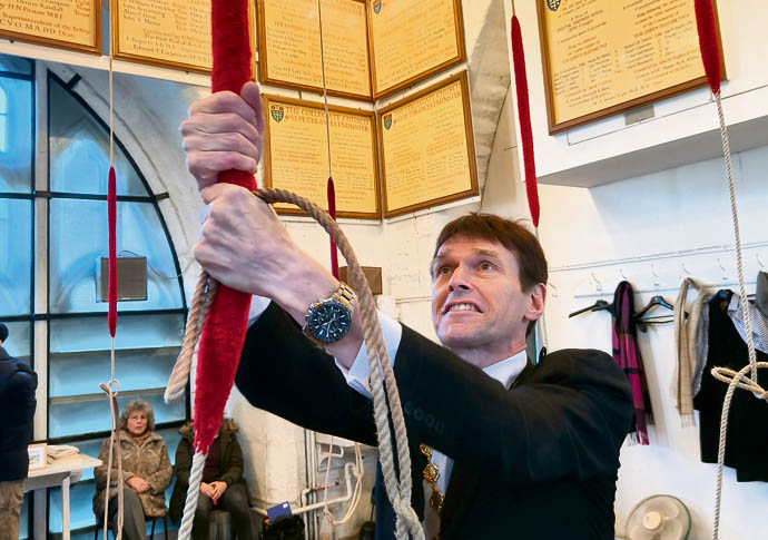 Mayor ‘shown the ropes’ at abbey’s chiming tribute bell
