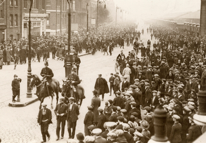 General Strike, 1926_thousands of people on London street