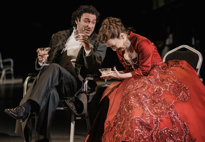 Les Liaisons Dangereuses_Aidan Turner (Vicomte de Valmont) and Lesley Manville (Marquise de Merteuil) the National Theatre. Photographer Sarah Lee LLD068