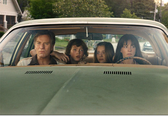 The End of Oak Street: A must-see whopper of a turkey The End of Oak Street_Ewan McGregor, Anne Hathaway, Maisy Stella, Christian Convery_credit Warner Bros Pictures